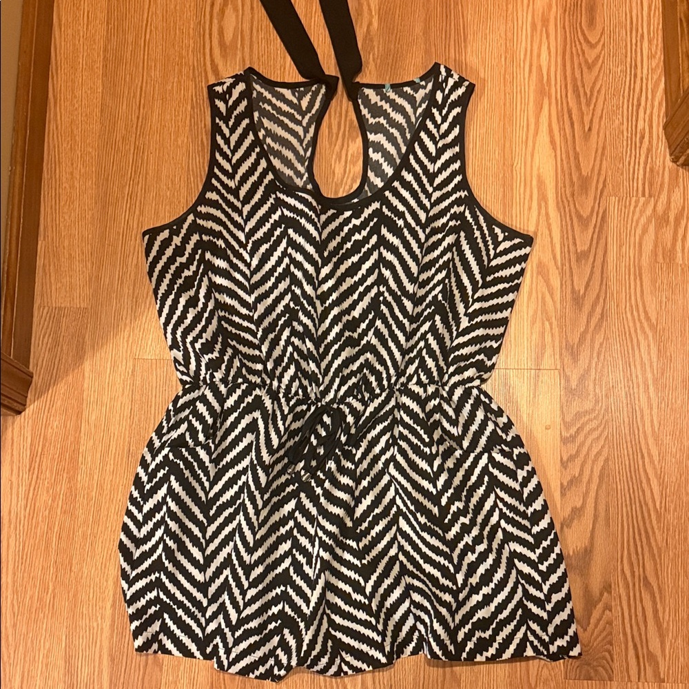 Black and White Sleeveless Zigzag Drawstring Top